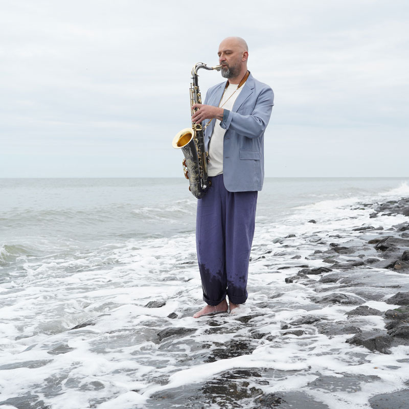 Saxophonist Nikolay Ksakov an der See