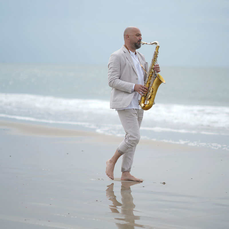 Saxophonist Nikolay Ksakov an der See