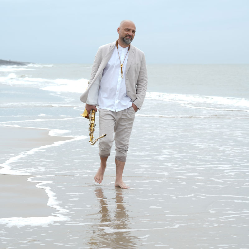 Saxophonist Nikolay Ksakov an der See